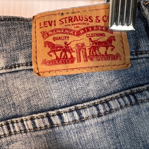 LEVI’S 524 SKINNY CUTOFFS. 4 Pockets with ragged hem. 14” Waist. 7-½” Rise. - Picture 6 of 8